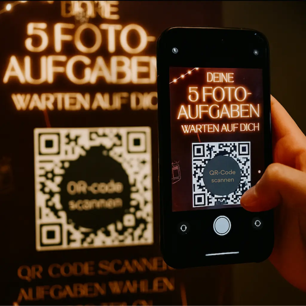 Gast scannt einen QR-Code auf einer Feier