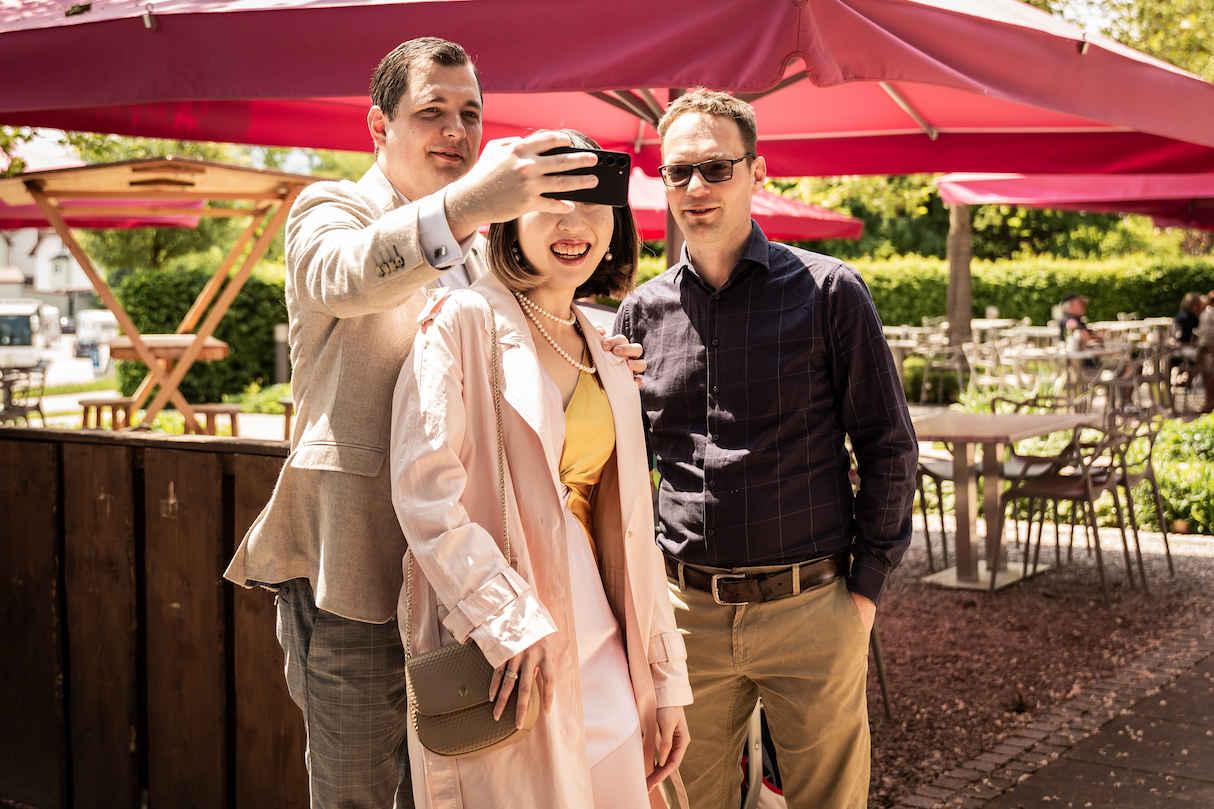 Gast macht ein Selfie als Fotoaufgabe und lädt es direkt über das Smartphone hoch